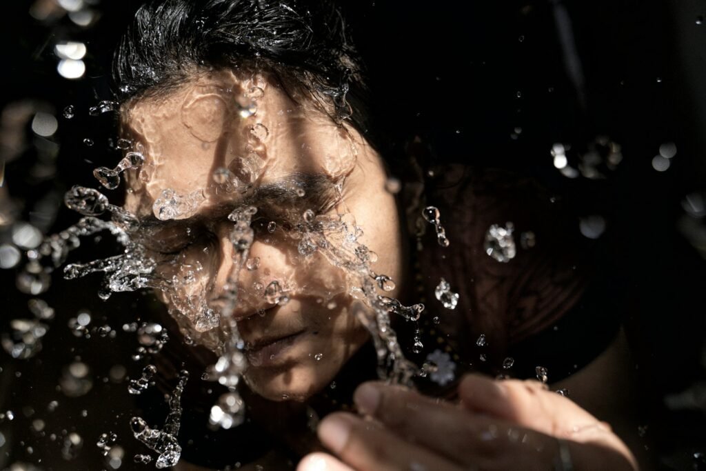 Best Face Wash for Oily Skin for Men in India (2026): 6 Honest Picks Man splashing water on his face